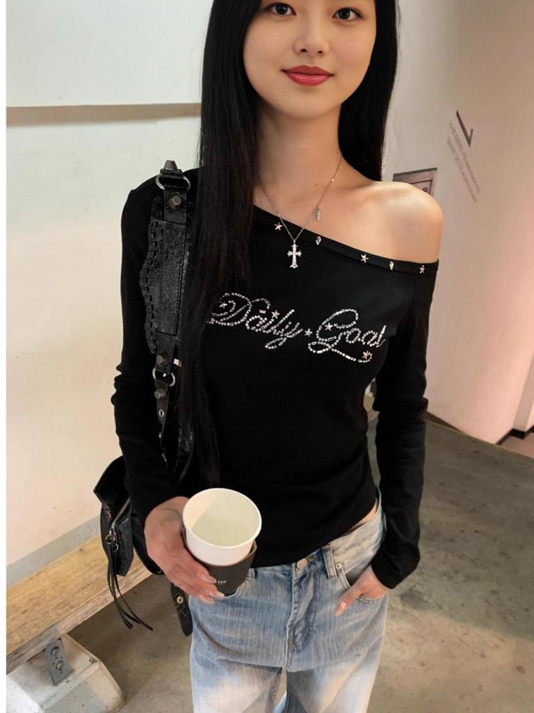 Chic Off-the-Shoulder Slim-Fit Black Long-Sleeve T-shirt for Women - Perfect for Early Autumn