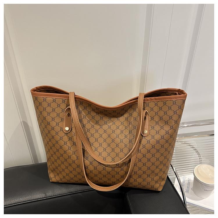 2025 Trendy Large Capacity Women's Tote: Aesthetic Commuter Shoulder Bag & Mother-Child Accessory