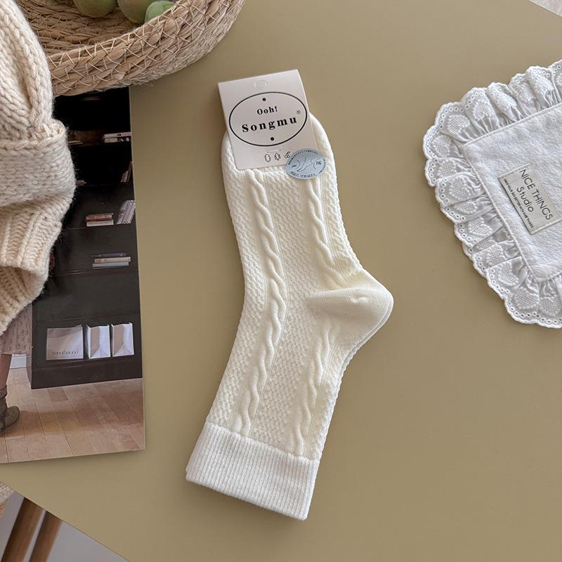 

Женский Осенний Новый Стиль Микро Давление Все Подходит Молочно-Белый Трехмерный Рельефный Узор В Трубчатых Носках 1 pair