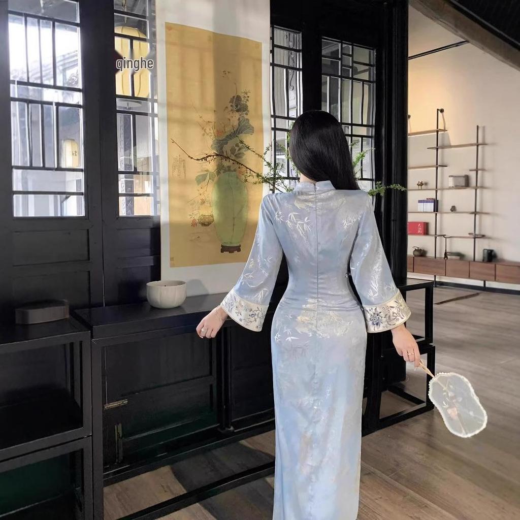 Jesień 2025 Wykwintna sukienka qipao z niebieskim nadrukiem i łączonymi rękawami