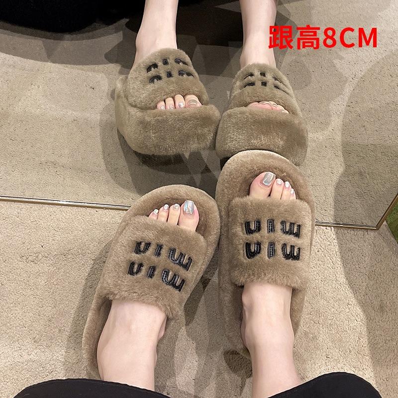 8 cm dicksohlige flauschige Hausschuhe Damen Oberbekleidung 2025 Herbst und Winter neue Mode flauschige Farbabstimmung Ein-Wort Baumwollhausschuhe