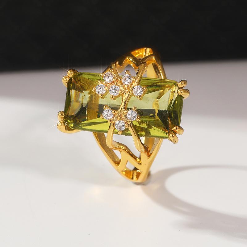 Splendido Anello Cocktail Placcato Oro con Grande Zircone Cubico Artificiale Quadrato - Perfetto per Outfit Quotidiani e Feste