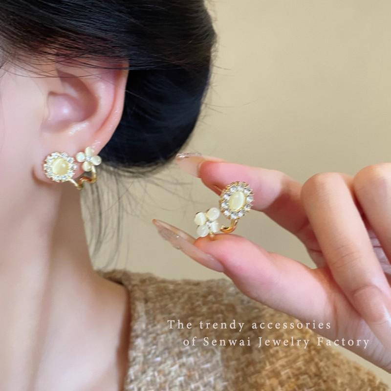 2025 Spring/Summer Floral Pearl Stud Earrings - Elegant Women's Light Luxury Edition