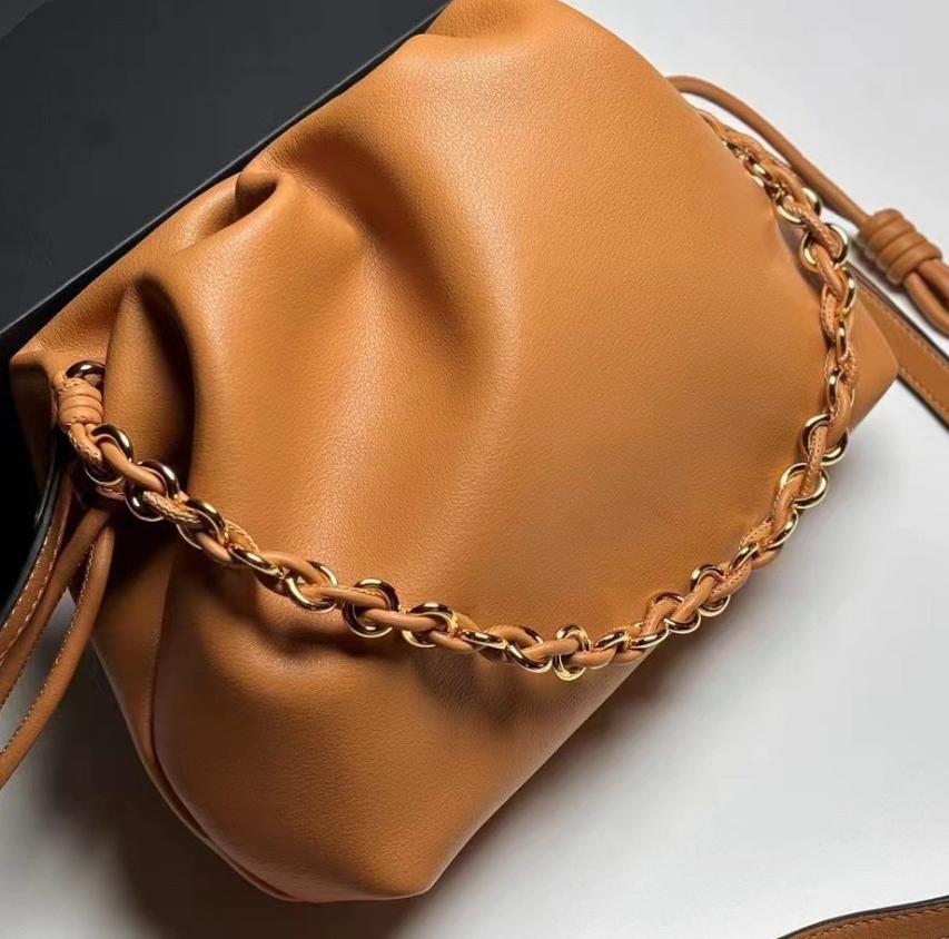 The New High-end Women's Bag Made of Cowhide, the Cloud Bag, Is Simple and Versatile