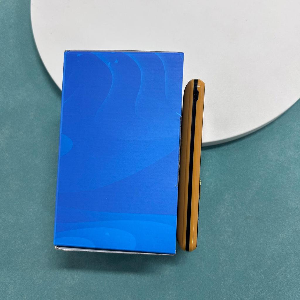 YEEMI K3 GSM 2G Handy 2,4 Zoll HD Dual-SIM 2500mAh Großer Akku Taschenlampen-Typ-C Kamera Superdünnes Tastenhandy Für Ältere und Studenten