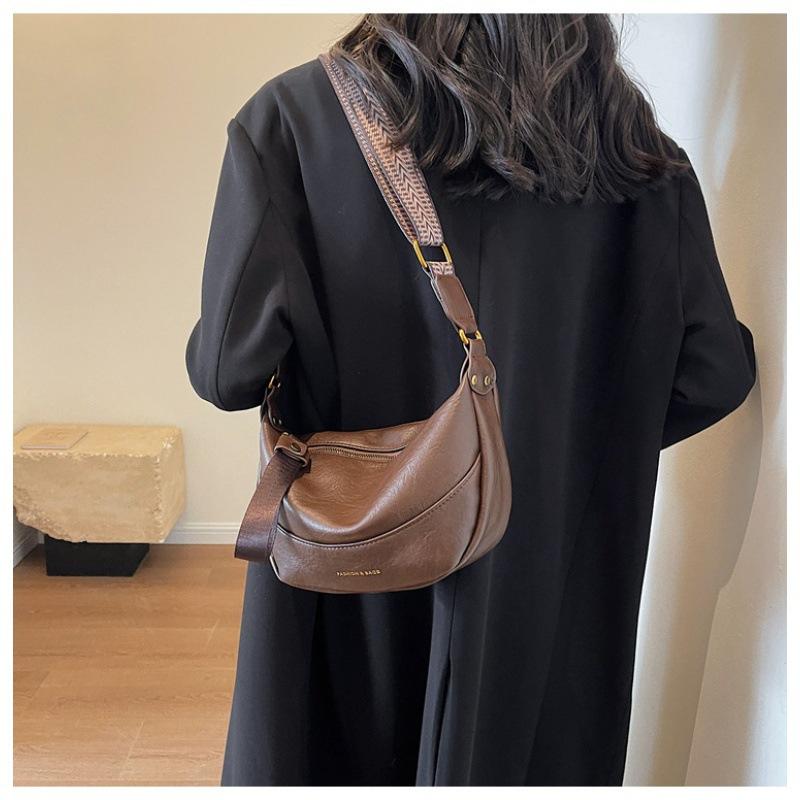 

This year s popular simple bag 2025 new women s bag fashion super fire messenger bag Korean versatile dumpling bag кофейный