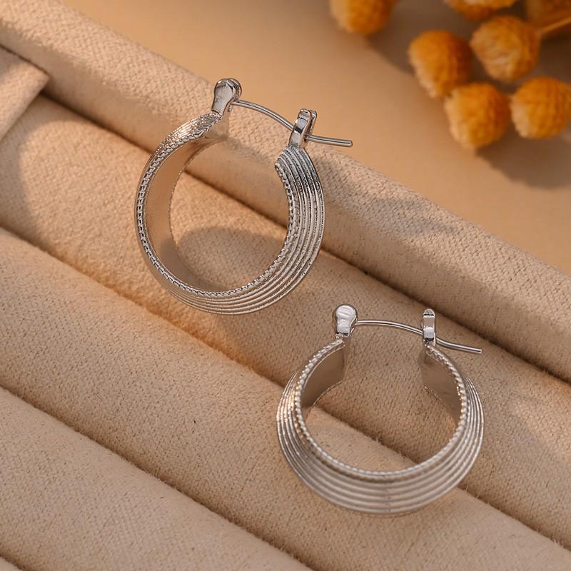 Silver Needle Geometric Heart Hoop Earrings - Retro & High-End Style for a Bold Look