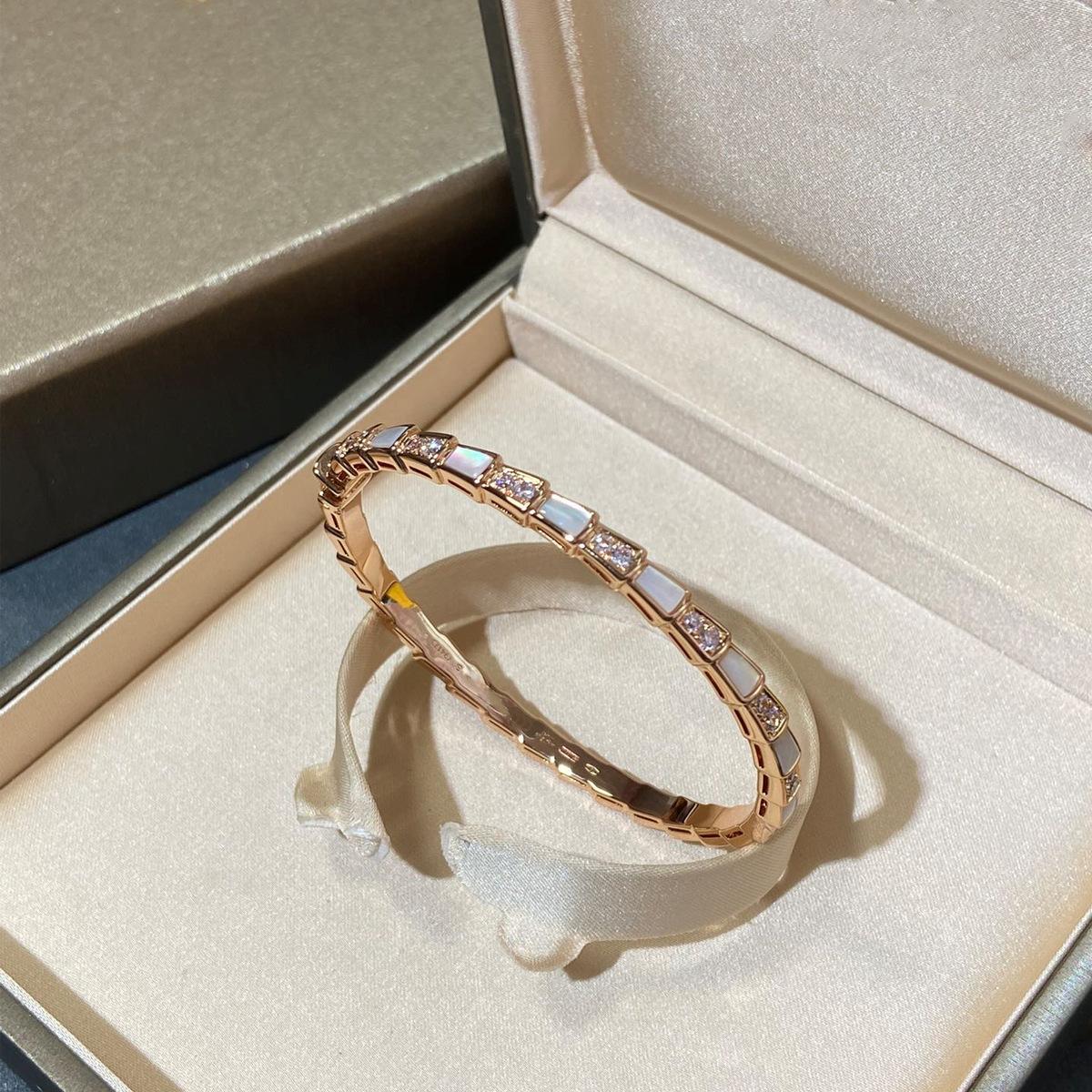 V High Snake Bone White Mother-of-pearl Fashion Rose High-end Bracelet 17CM