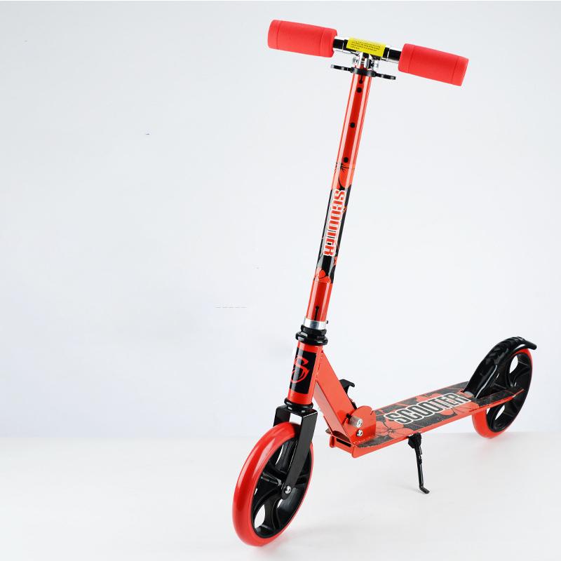 

Взрослые дети с двумя комплектами складывания Юные студенты за работой в кампусе для взрослых Расписания инструментов Детский самокат белый