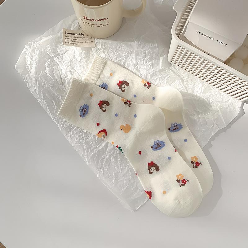 

Девичьи носки до середины икры модные и универсальные. Весна и лето милые и нежные с цветочными принтами. Гольфы до бедра учениц свалены в кучу 1 pair