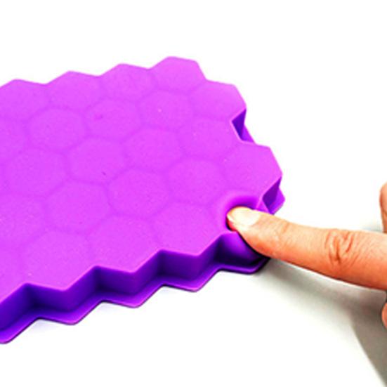 Silicone Ice Cube Mold 37-Cavity Honeycomb Ice Cube Tray with Lid Large Capacity Food-Grade Mold for Freezer And Drinks