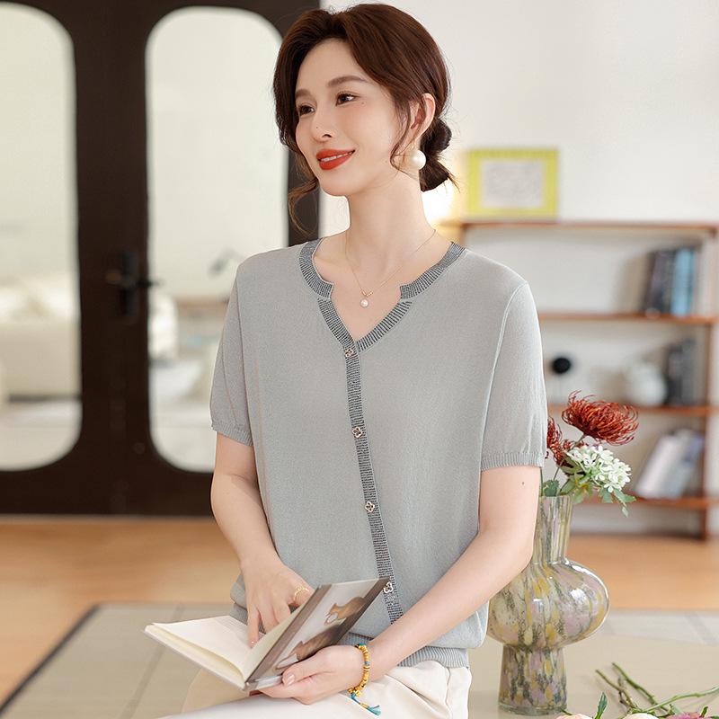 

Mom s Stylish Summer Ice Silk Blouse 2026 - Chic Short-Sleeved T-shirt for Middle-Aged and Elderly Women 3XL (recommended for 120-135 jin) серый/синий