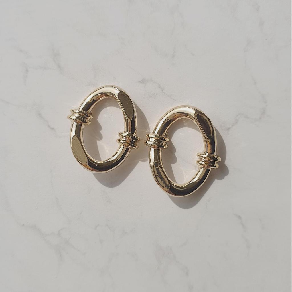 Geknotete ovale Ringohrringe - Goldfarben