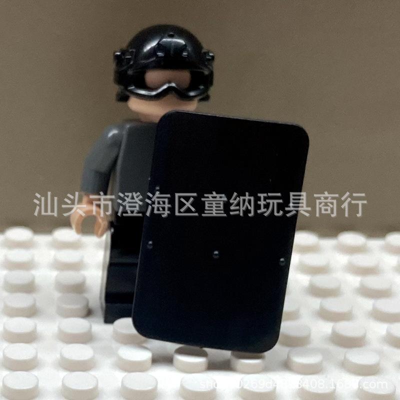 

Строительная фигурка, держащая щит, совместимая с оружием и снаряжением средневекового солдата