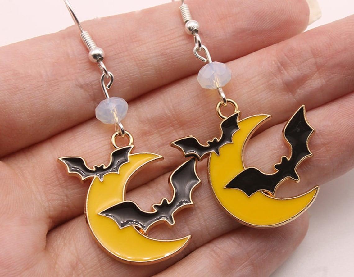 

Creative Gothic Yellow Drip Glaze Crescent Moon Black Vampire Bat Dangle Earrings for Women Halloween Party Cute Jewelry Gifts білий