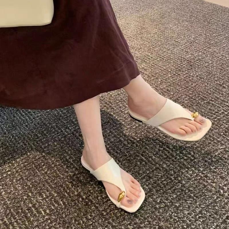 Grape Mother Same 2025 New Fashionable Metal Cover Toe Square Head Small Low Heel Cool Slippers Women Wear Summer Beach