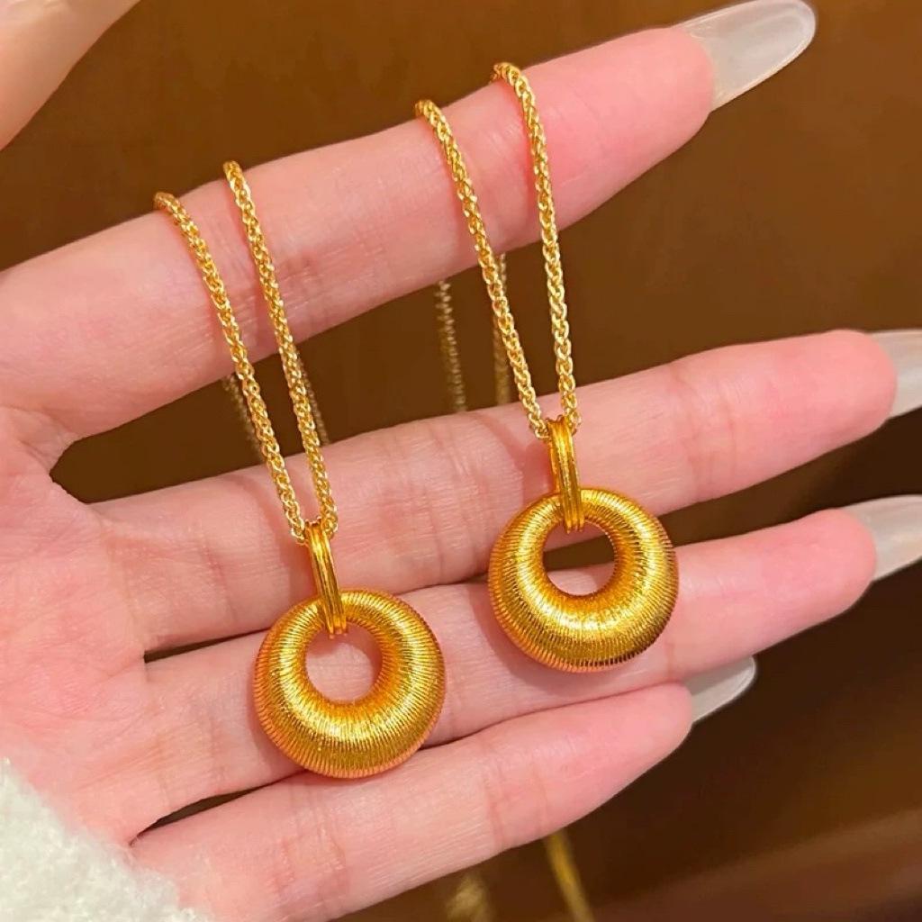 Colier cu Pandantiv Pepită Aurie Periată, Cataramă Păcii - Lanț Claviculă de Înaltă Calitate pentru Femei