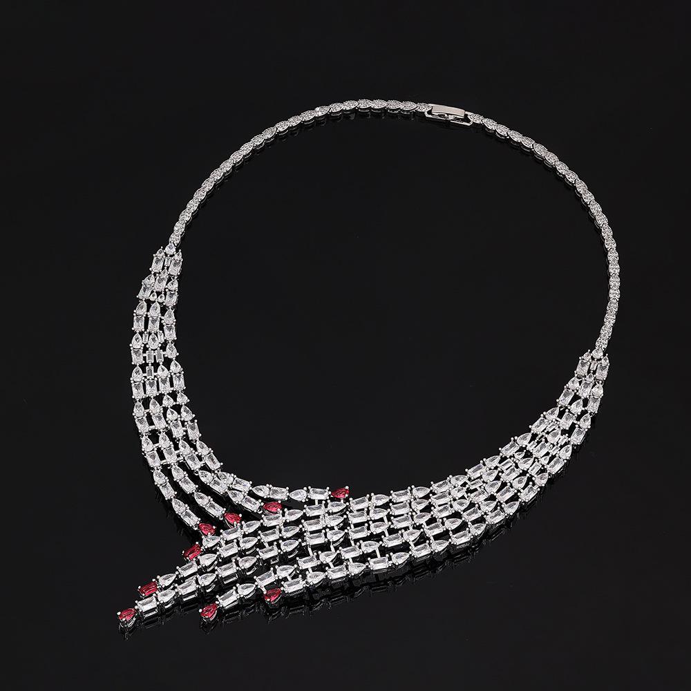 Luxus Rubinpendant-Ketten- und Ohrring-Set - 4-teiliges Hochzeits- und Abendaccessoire-Set
