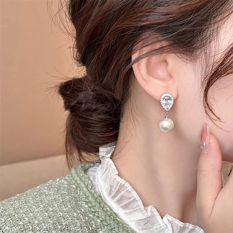 Huitan Trendige Wassertropfen CZ Imitationsperlen Hängeohrringe für Damen Hochzeitsparty Temperamentvolle Damenaccessoires Luxus