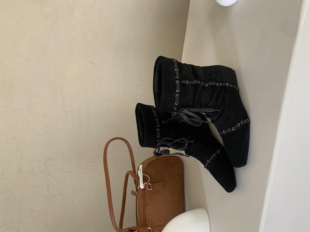 Damen Retro Western Plissee Stiefeletten mit eckiger Spitze und Innensohle, dünnes Riemendesign für Herbst und Winter.