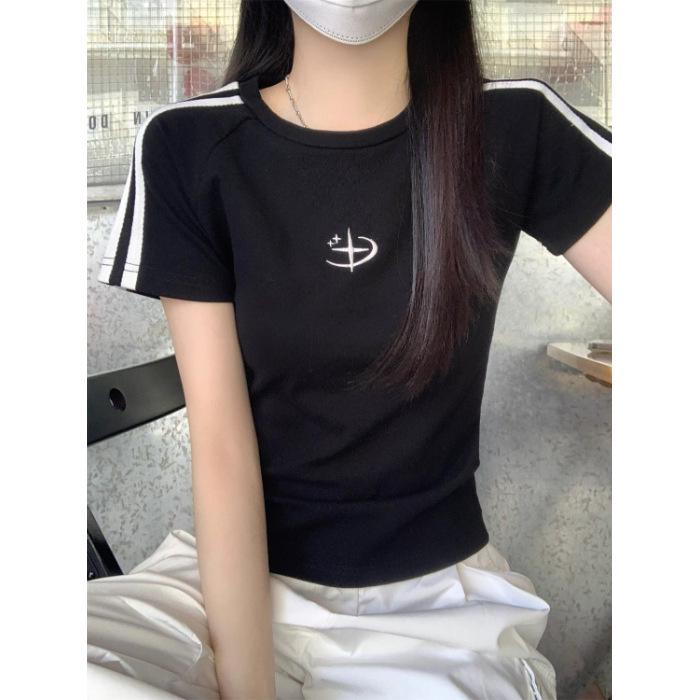 

Женская летняя футболка с рукавом реглан: Приталенный крой, Чистый хлопок, Короткий рукав, Три полоски и вышивка букв Large