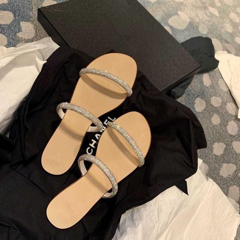 Internet Celebrity Versatile Temperament Sandals 2025 Summer New Fairy Wind Word with Rhinestone Flat Bottom Cover Toe Cool Slippers Outside Wear