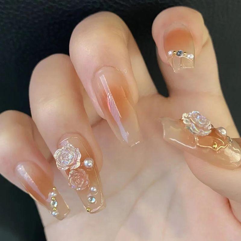 

Нанесите вручную наклейку для ногтей Aurora Blush Camellia Manicure Advanced.