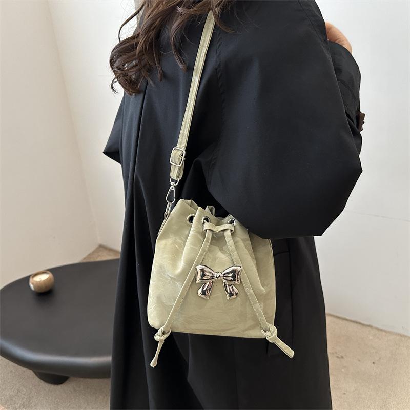 Winter Foreign Style Niche Design Bag Women's 2025 New Fashion Casual Messenger Bag Personalized Shoulder Bucket Bag