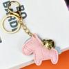 Pferd Taschenanhänger Kompakter Mini Schlüsselanhänger Handgefertigt Kunstleder Pferdeanhänger Handtaschen Geldbörsen Rucksäcke Taschenzubehör