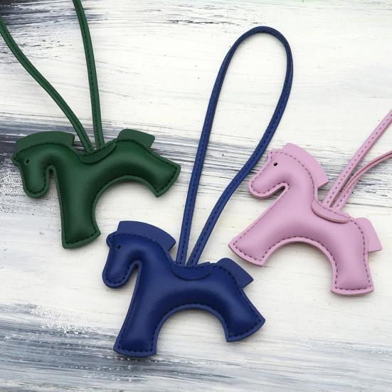 Taschenanhänger Kunstleder Pferde Design Schlüsselanhänger mit Exquisiter Naht Aufhängeseil Schlüsselanhänger Taschenanhänger Handy Zubehör