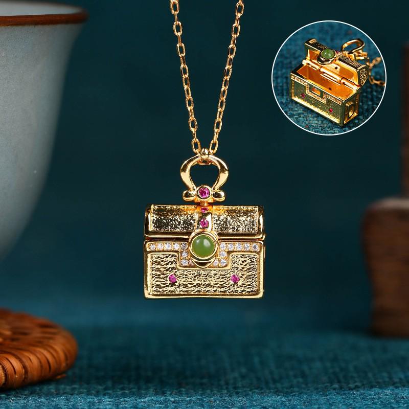 

Колье из нефрита Хэтянь Айюань в виде коробки Гау с подвеской в виде сумочки и отделением для саше. 24K Gold Plated