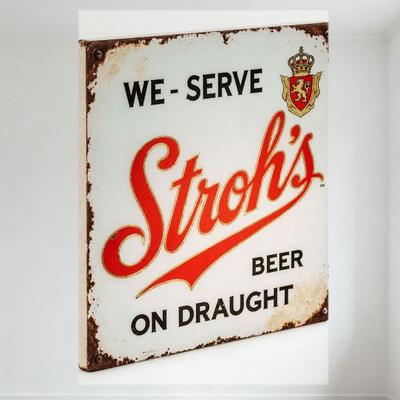 Vintage plechová cedule Stroh's Beer On Draught, Zvětralá rezavá hrana, Obdélníková plechová cedule s výrazným textem a znakem pro bar, hospodu, stěnu D