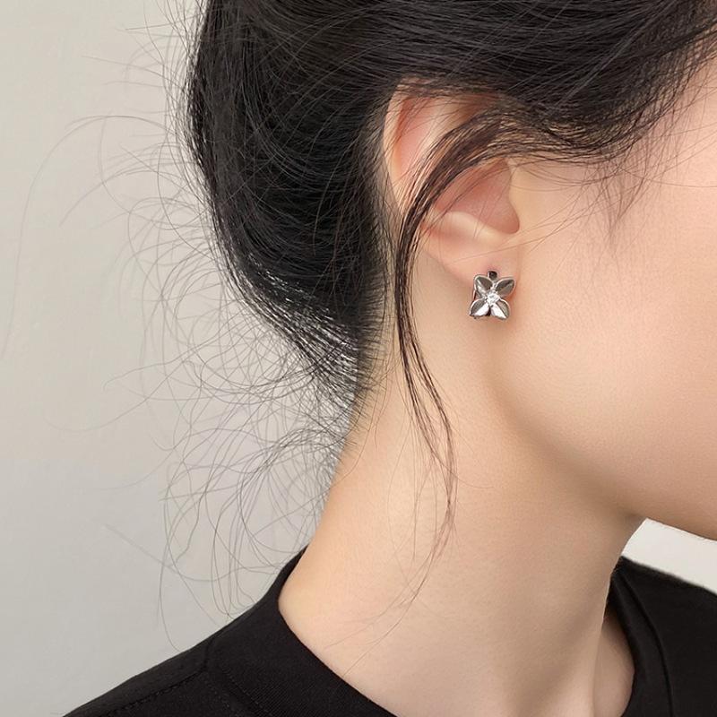 Sweet Flower Earrings Female Retro Fashion Personality Temperament Hundred Matching Plated Ear Buckle Niche Earrings Dainty Earrings Daily Wear