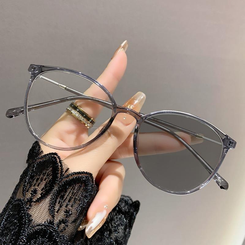 Photosensitive Color-Changing Nearsighted Glasses Can Be Paired With Retro-Style Nearsighted Glasses 8147