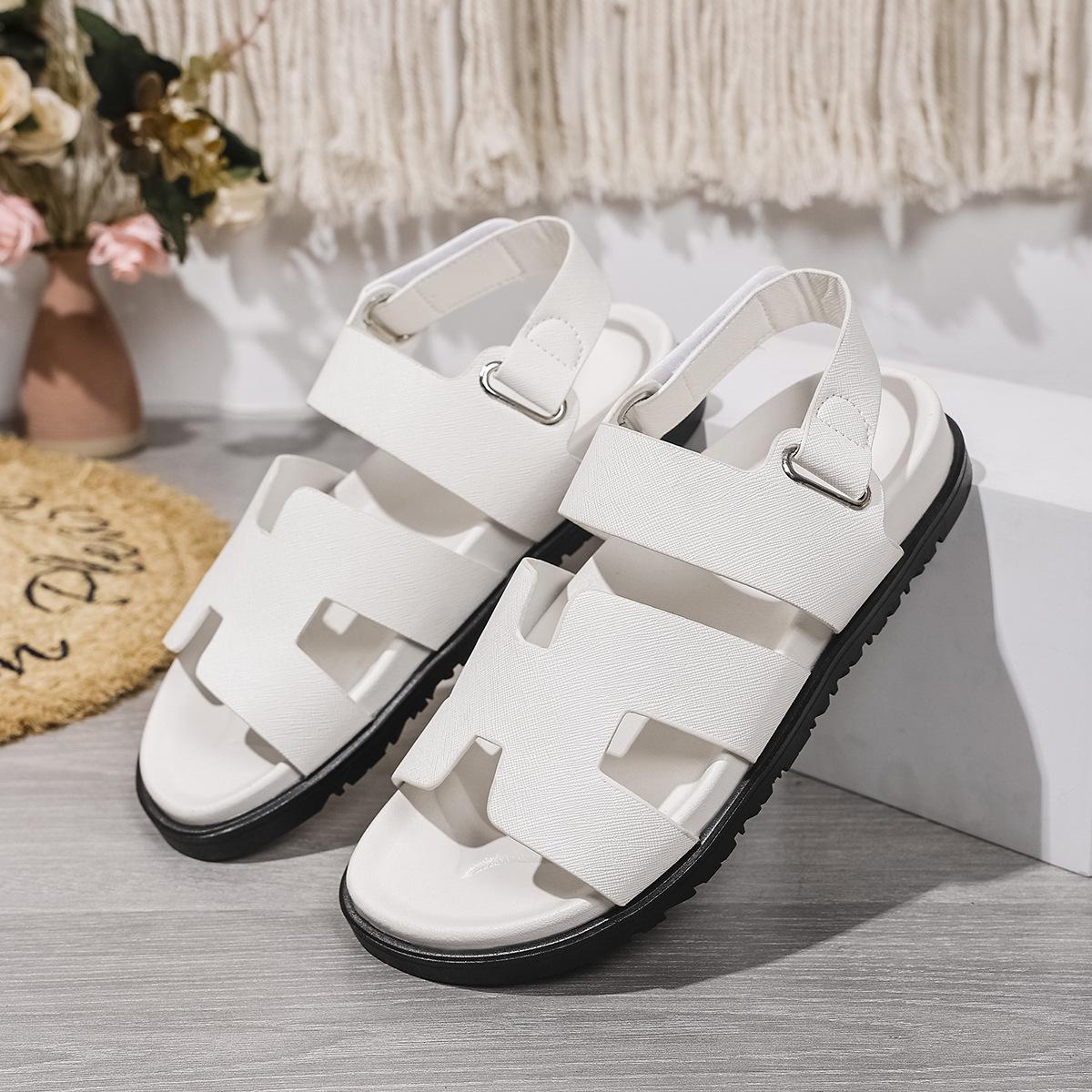 

Large size thick-soled slippers for women will be popular in summer 2025, and women wearing beach slippers in European and American style 43