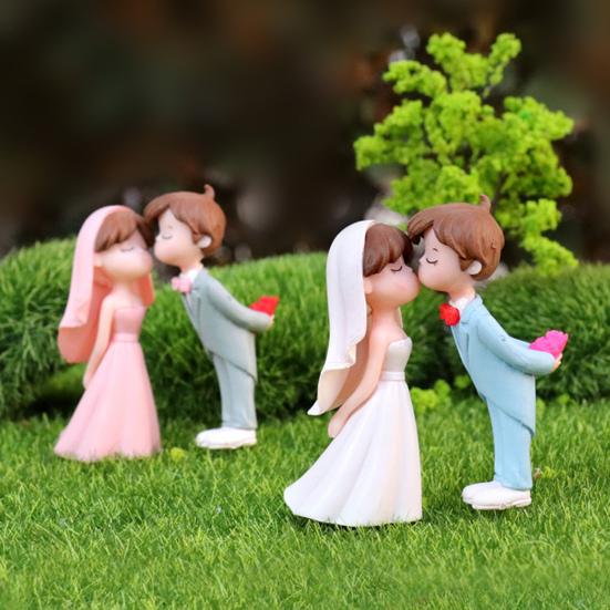 1 Pair Miniature Wedding Cake Toppers Mini Bride Groom Figurine Romantic Kissing Couple Resin Statue for Anniversaries Engagement Party Bridal Shower