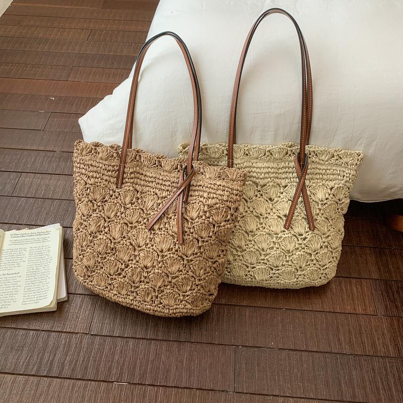 Handgewebte Strohtasche für Damen Sommer-Strandtasche mit Ledergriffen und Muschelmuster-Design