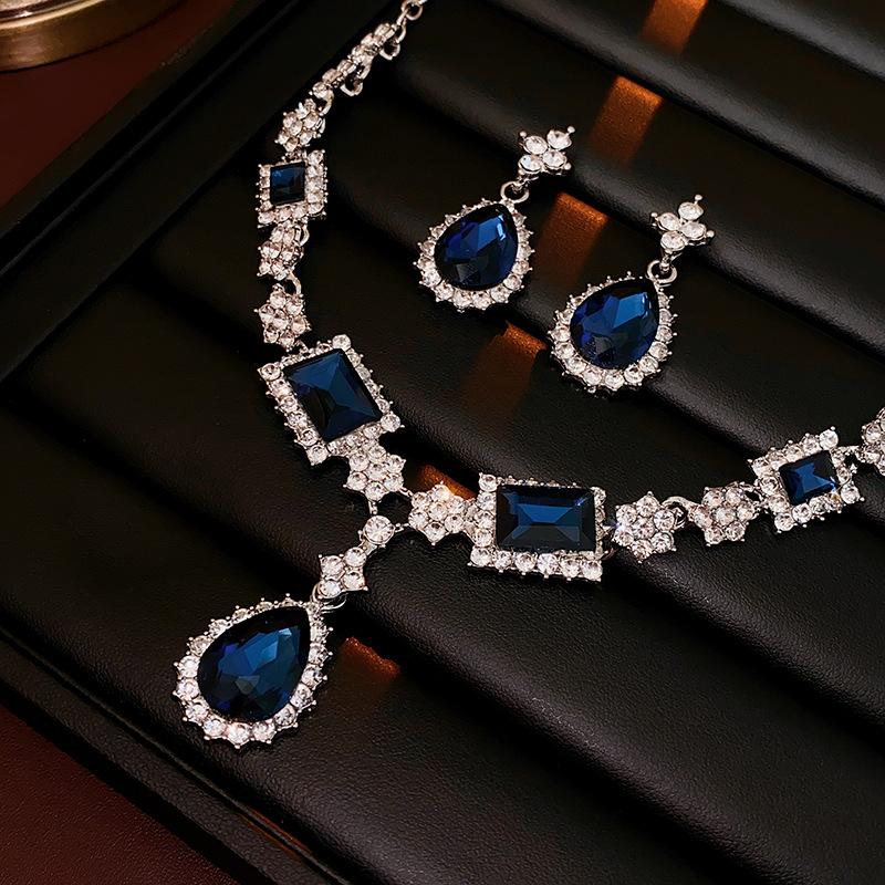 3 Pezzi Bluey Collane con Ciondolo Quadrato Strass a Goccia d'Acqua per Donne Catene per Clavicola Temperamento Elegante Set di Gioielli di Lusso