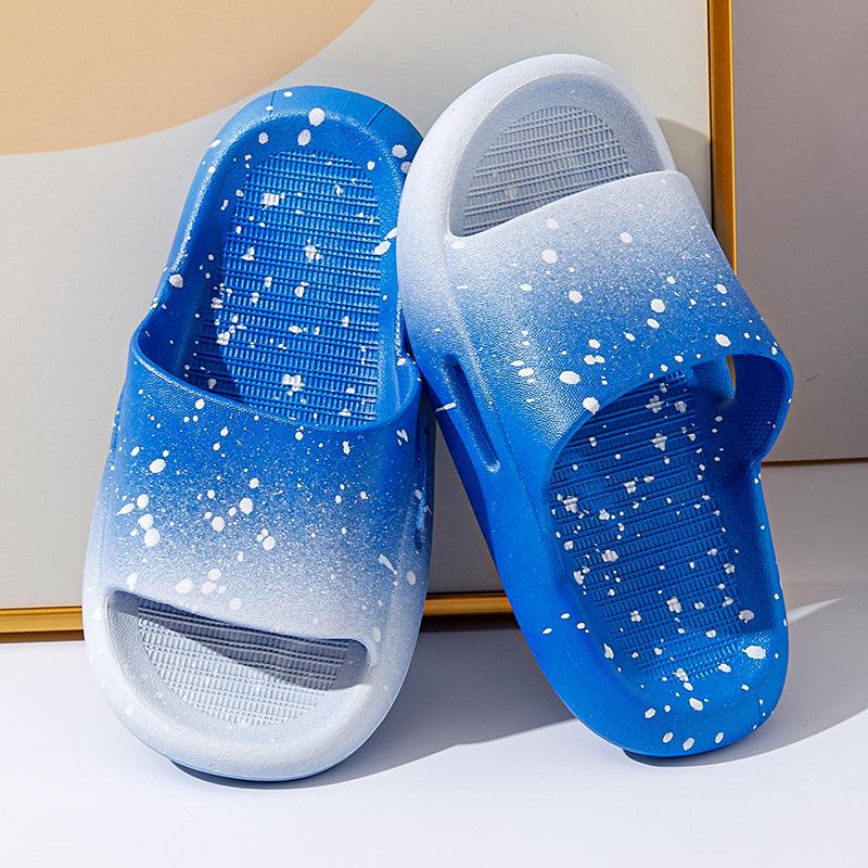 Neue Sommer-Gradient-Kinderslipper für Jungen und Mädchen Sandalen und Hausschuhe für drinnen und draußen Heimtextilien