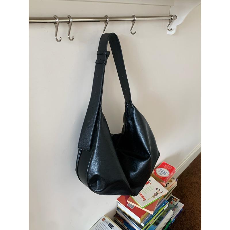Soft Leather Large Capacity Black Dumpling Bag Women's New Retro Commuter Casual Shoulder Messenger Tote Bag