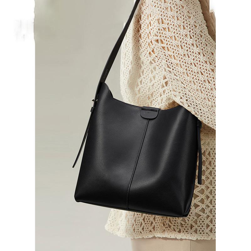 2025 New Autumn and Winter Women's Bags, Messenger Bags, Commuter Bucket Bags, High-quality Textured Large-capacity Shoulder Armpit Bags