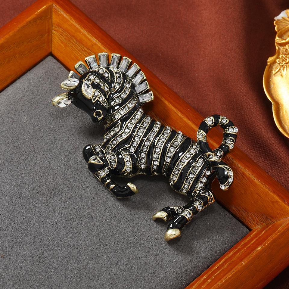 

SKEDS Luxury Full Crystal Women Men Vintage Zebra Brooch Buckles Retro Lady Classic Baroque Animal Badges Pin Accessories золотой