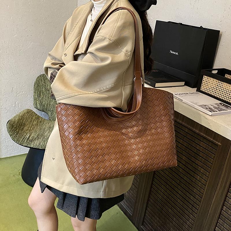 New woven bag women's fashion retro high-end sense large capacity texture commuter hollow shoulder bag tote bag