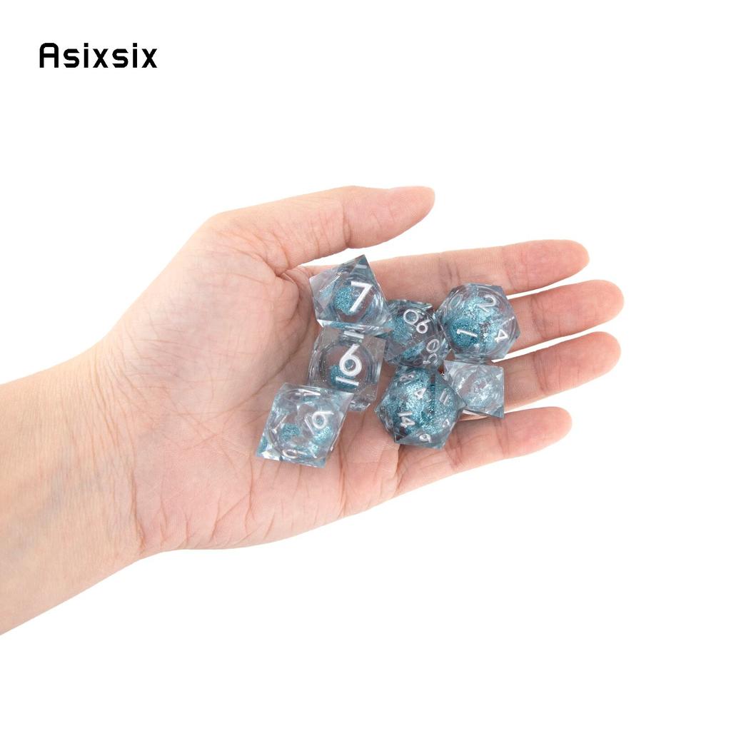 7 szt. Przezroczyste niebieskie żywiczne kostki z płynącym piaskiem, białe numery, ostre krawędzie, wielościenne kostki odpowiednie do RPG, gry planszowej