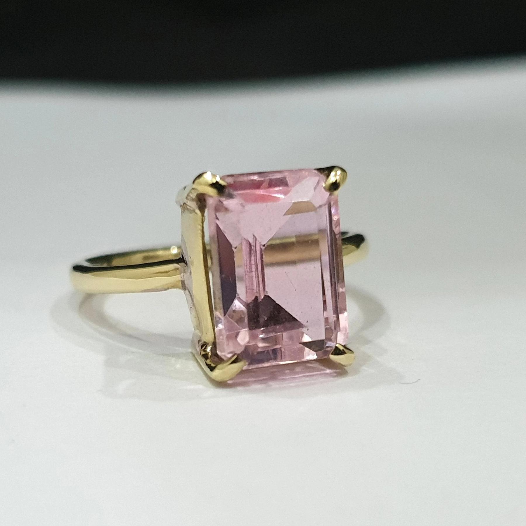 

Кільце Ювелірна прикраса з рожевим кунцитом у крапановій закріпці, срібло 925 проби з покриттям жовтим золотом 10 золотий жовтий колір