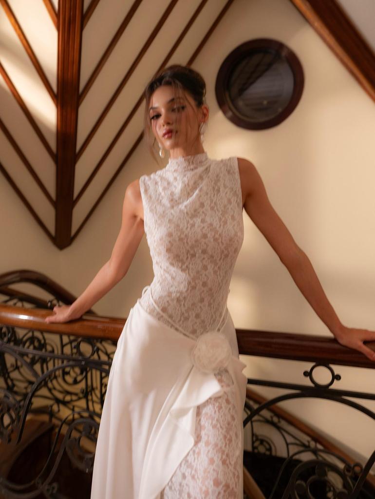 Elegant White Floral Lace Sleeveless Evening Gown