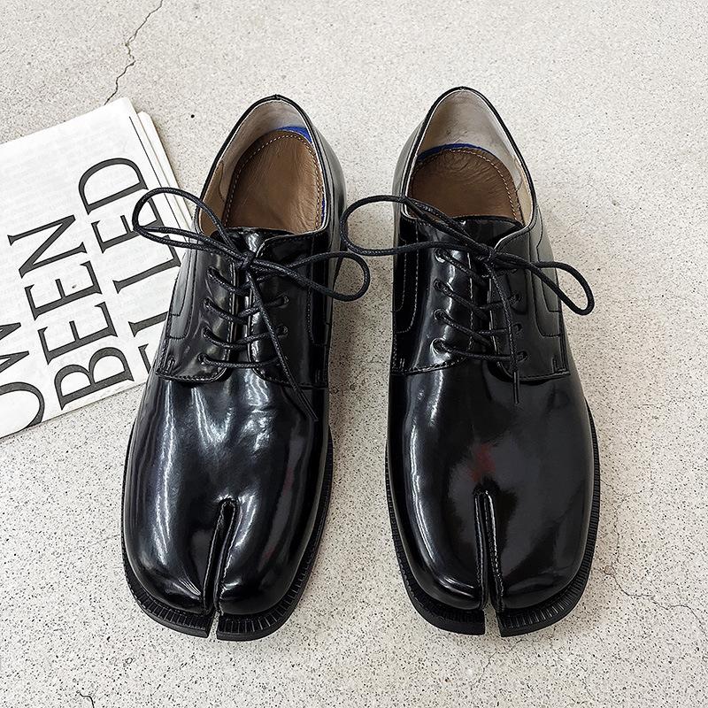 New Arrival Split Toe Shoes Tabi Shoes Loafer for Men Split Toe Thick Sole Casual Patent Leather Shoes