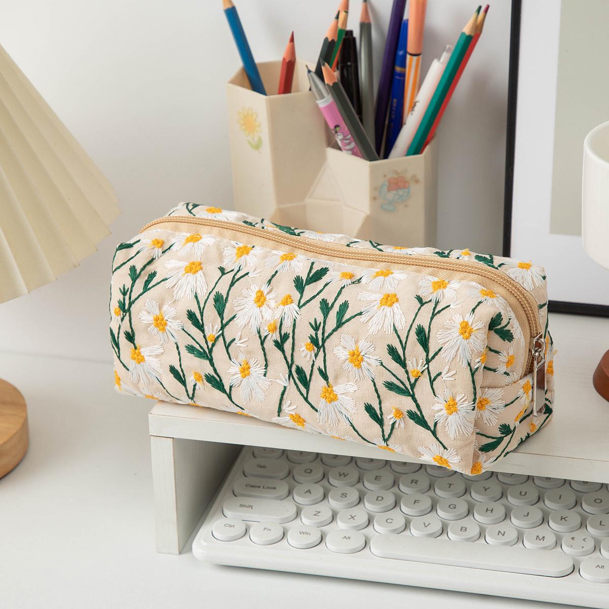 

Ins Style Large Capacity Canvas Makeup and Toiletry Bag with Daisy Embroidery - Portable Skincare Storage Clutch Regular