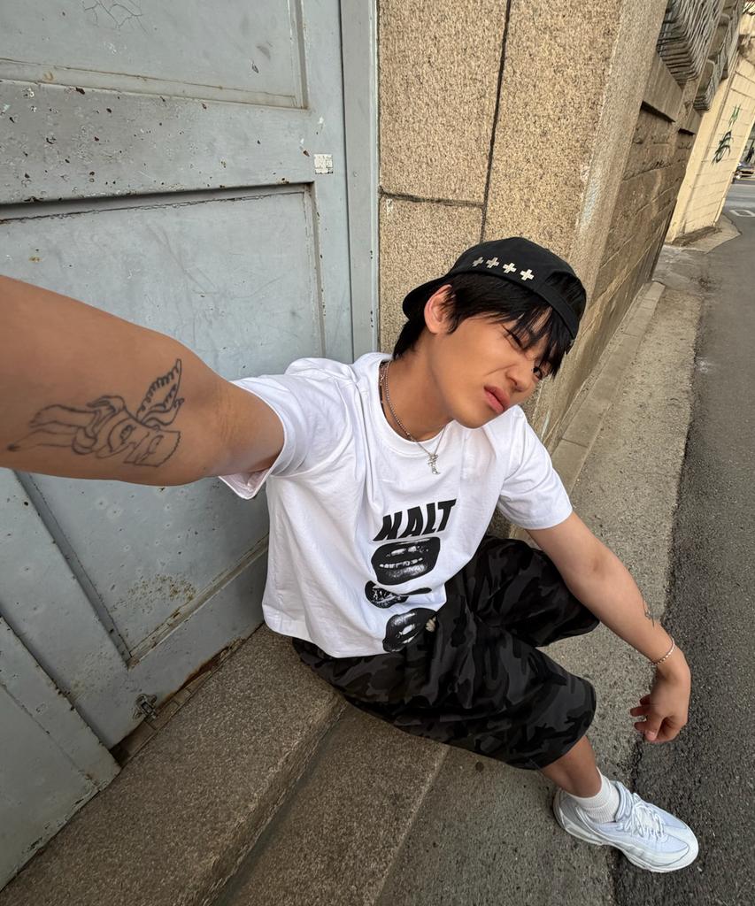 AMOU Kalt Lips Half T-Shirts White