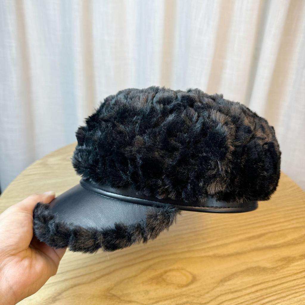 New Octagonal Hat for Women In Autumn and Winter Fashionable and Warm Face Showing Small Plush Duck Cap